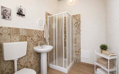 Villa Cosentini: Gulvbelægning, Etage, Sanitærarmatur, Badeværelse, Flise, Toiletbræt, Toilet, Tapet, Vvs
