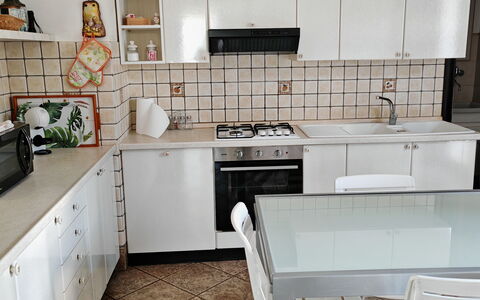 Villa del Monte: Køkken, Køkken Apparat, Møbel, Countertop, Gulvbelægning, Større Bandage, Cabinetry, Indretning, Etage, Træ