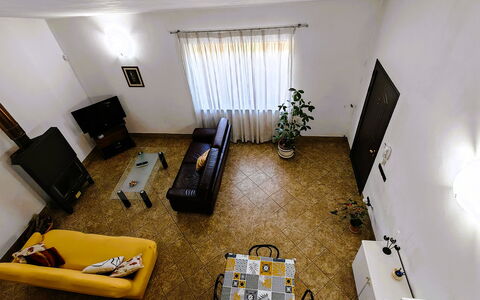 Villa del Monte: Møbel, Indretning, Gulvbelægning, Etage, Væg, Couch, Træ, Værelse, Loft, Stue