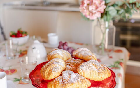 Serafini Holiday Home: Mad, Bordservice, Serveware, Dessert, Møbel, Tallerkner, Morgenmad