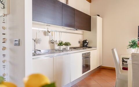 Serafini Holiday Home: Køkken, Køkken Apparat, Countertop, Større Bandage, Indretning, Gulvbelægning, Møbel, Cabinetry, Hjem, Lejlighed