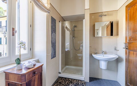 Serafini Holiday Home: Gulvbelægning, Etage, Sanitærarmatur, Badeværelse, Indretning, Vvs, Værelse, Dør, Toilet, Tap