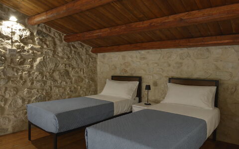 Villa Palmento: Væg, Møbel, Indretning, Soveværelse, Etage, Seng, Bed Frame, Stenmur, Værelse, Sengetøj