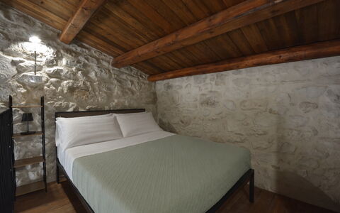 Villa Palmento: Væg, Soveværelse, Loft, Bed Frame, Seng, Sengetøj, Stenmur, Sengetøj, Sengetøj, Madras