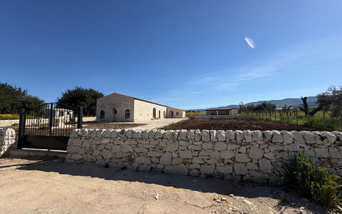 Villa Palmento by Geco Vacation Rentals: Himmel, Landdistrikt, Stenmur, Indkørsel, Caravanserai