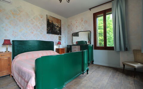 Villa 900 Design & Hills Escape: Seng, Møbel, Soveværelse, Indretning, Sengetøj, Sengetøj, Væg, Træ, Gulvbelægning, Værelse