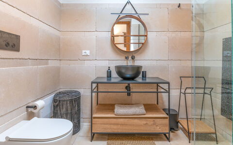 Le Camere di Corte Kalia by Raro Rooms: Gulvbelægning, Sanitærarmatur, Etage, Indretning, Flise, Badeværelse, Vvs, Tap, Keramisk, Håndvask