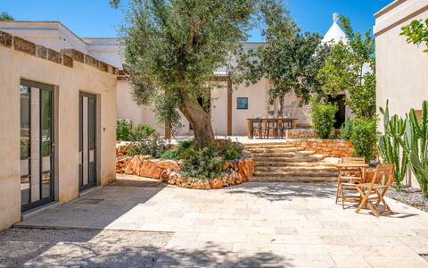Le Camere di Corte Kalia by Raro Rooms: Have, Blomsterkrukke, Landscaping, Skygge, Flise, Estate, Hacienda, Backyard, Design, Gård