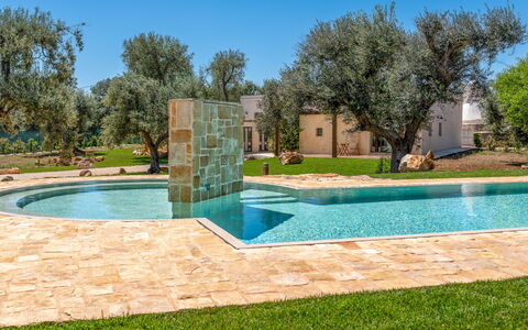 Le Camere di Corte Kalia by Raro Rooms: Blå, Svømmepøl, Have, Landscaping, Water Feature, Lawn, Skygge, Gård, Backyard, Parkere
