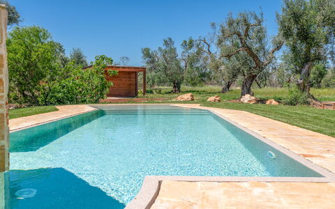 Le Camere di Corte Kalia by Raro Rooms: Blå, Svømmepøl, Kompositmateriale, Water Feature, Udvej, Skygge, Flise, Backyard, Landscaping, Design