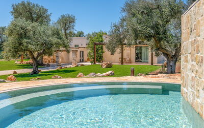 Le Camere di Corte Kalia by Raro Rooms: Svømmepøl, Estate, Udvej, Have, Skygge, Hacienda, Backyard, Landscaping, Gård, Water Feature