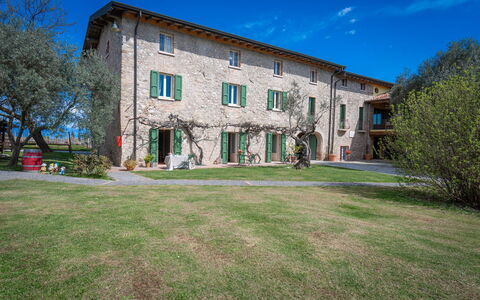 Preseglie Lake Garda: Estate, Lawn, Have, Gård, Backyard, Landscaping, Villa, Stuehus