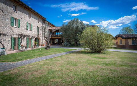 Preseglie Lake Garda: Estate, Lawn, Have, Hacienda, Gård, Backyard, Stuehus, Landscaping, Gårdsplads, Villa