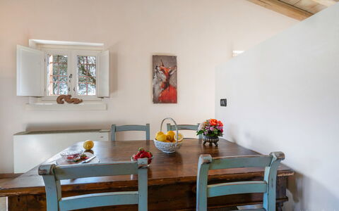 Preseglie Lake Garda: Møbel, Indretning, Væg, Gulvbelægning, Træ, Bord, Loft, Køkken & Spisebord, Etage, Spisestue
