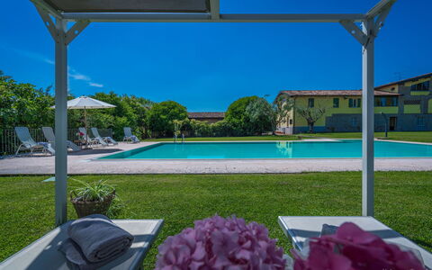 Preseglie Lake Garda: Estate, Svømmepøl, Skygge, Lawn, Gård, Landscaping, Villa, Gårdsplads, Hacienda, Udvej