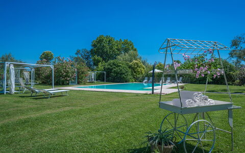Preseglie Lake Garda: Blå, Træ, Svømmepøl, Have, Skygge, Fritid, Lawn, Landscaping, Udvej, Estate