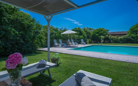 Preseglie Lake Garda: Svømmepøl, Have, Skygge, Estate, Landscaping, Udvej, Udendørs Møbler, Lawn, Gård, Hacienda
