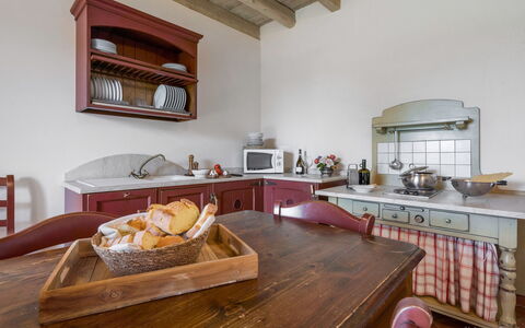 Preseglie Lake Garda: Møbel, Køkken, Træ, Køkken Apparat, Indretning, Cabinetry, Gulvbelægning, Countertop, Loft, Skuffe