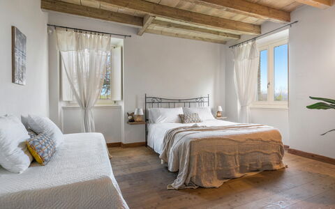 Preseglie Lake Garda: Seng, Møbel, Indretning, Soveværelse, Sengetøj, Etage, Gulvbelægning, Væg, Sengetøj, Træ