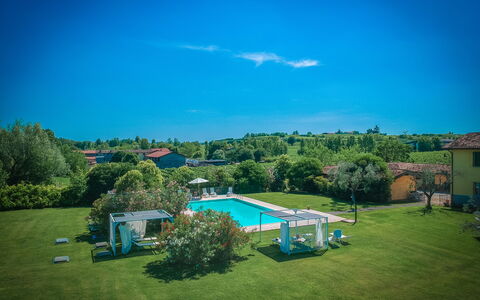 Preseglie Lake Garda: Blå, Svømmepøl, Estate, Lawn, Fritid, Udvej, Eco Hotel, Landscaping, Hacienda, Parkere