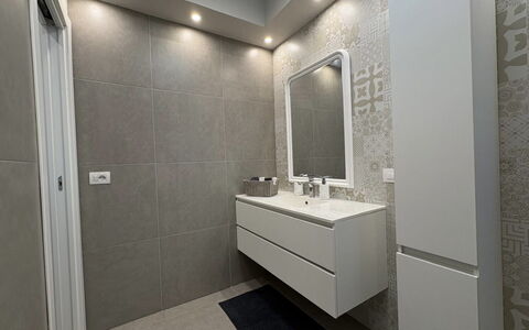 Casa Amare: Gulvbelægning, Væg, Indretning, Etage, Sanitærarmatur, Badeværelsesvask, Badeværelsesskab, Badeværelse, Håndvask, Loft