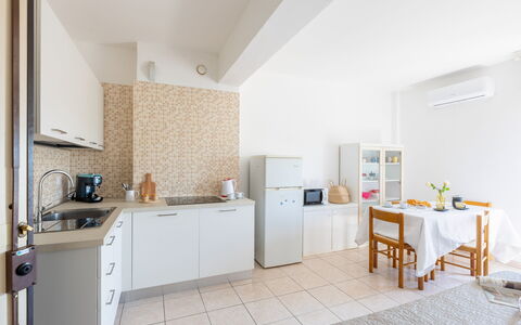 Suite Riviera: Møbel, Indretning, Gulvbelægning, Køkken, Etage, Køkken Apparat, Loft, Countertop, Større Bandage, Værelse