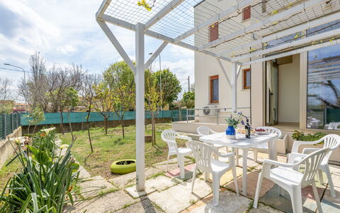 Casa di Lilia: Have, Veranda, Gård, Skygge, Backyard, Stol, Landscaping, Stueplante, Udendørs Møbler, Udendørs Struktur