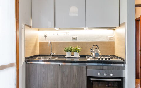 Casa di Lilia: Køkken Apparat, Køkken, Større Bandage, Countertop, Indretning, Cabinetry, Træ, Komfur, Husholdningsapparat, Komfur