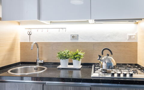 Casa di Lilia: Køkken, Køkken Apparat, Countertop, Indretning, Større Bandage, Cabinetry, Komfur, Husholdningsapparat, Sanitærarmatur, Køkkenvask