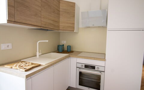 Sweet Dreams Home in Otranto: Køkken, Countertop, Køkken Apparat, Cabinetry, Indretning, Træ, Større Bandage, Gulvbelægning, Møbel, Køkkenvask