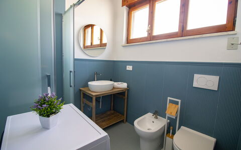 Sweet Dreams Home in Otranto: Gulvbelægning, Træ, Etage, Indretning, Sanitærarmatur, Badeværelsesvask, Håndvask, Tap, Badeværelse, Belysning