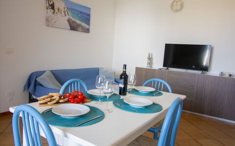 Sweet Dreams Home in Otranto: Møbel, Indretning, Bord, Etage, Stol, Køkken & Spisebord, Dug, Spisestue, Serveware, Tallerkner