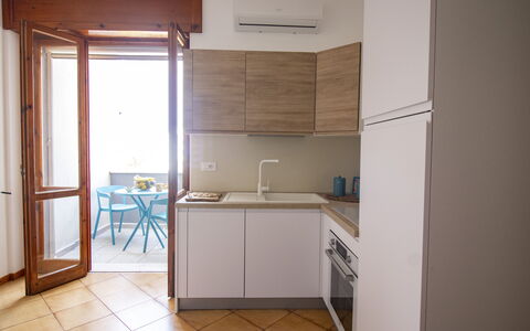 Sweet Dreams Home in Otranto: Køkken, Møbel, Køkken Apparat, Indretning, Gulvbelægning, Større Bandage, Træ, Etage, Countertop, Cabinetry