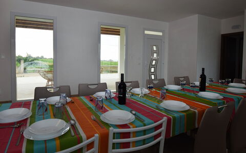 Villa Marzia: Møbel, Bord, Stol, Træ, Indretning, Gulvbelægning, Køkken & Spisebord, Spisestue, Belysning, Etage