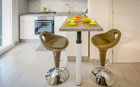 Villa Margherita: Møbel, Indretning, Gulvbelægning, Etage, Træ, Stol, Køkken, Barstol, Countertop, Hjem