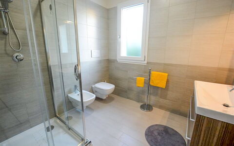 Villa Margherita: Gulvbelægning, Etage, Sanitærarmatur, Indretning, Badeværelse, Toilet, Vvs, Tap, Flise, Håndvask