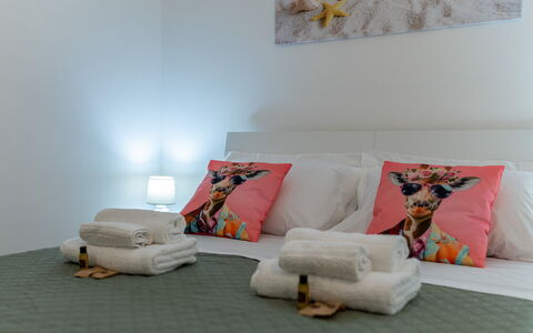 Villa Margherita: Indretning, Møbel, Etage, Værelse, Soveværelse, Sengetøj, Pude, Textile, Gulvbelægning, Throw Pillow