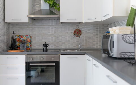 Villa Margherita: Køkken, Countertop, Køkken Apparat, Cabinetry, Indretning, Større Bandage, Gulvbelægning, Hjem, Møbel, Håndvask
