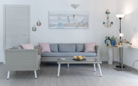 Villa Margherita: Møbel, Indretning, Couch, Gulvbelægning, Etage, Bord, Stue, Værelse, Stol, Belysning