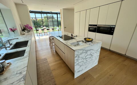 Villa Elena: Gulvbelægning, Køkken, Countertop, Indretning, Etage, Hjem, Køkken Apparat, Flise, Cabinetry, Marmor