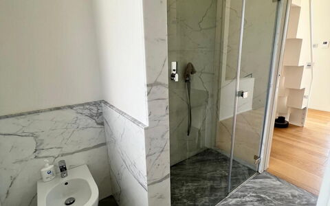 Villa Elena: Gulvbelægning, Etage, Sanitærarmatur, Flise, Badeværelse, Vvs, Marmor