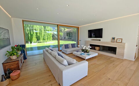 Villa Elena: Gulvbelægning, Træ, Indretning, Etage, Couch, Møbel, Stue, Loft, Trægulve