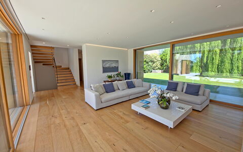 Villa Elena: Indretning, Gulvbelægning, Etage, Møbel, Træ, Couch, Trægulve, Stue, Loft, Hjem