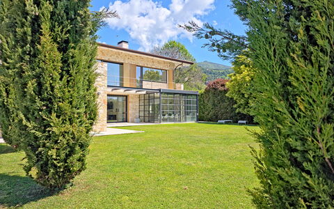 Villa Elena: Busk, Hjem, Have, Lawn, Estate, Landscaping, Skygge, Gård, Villa