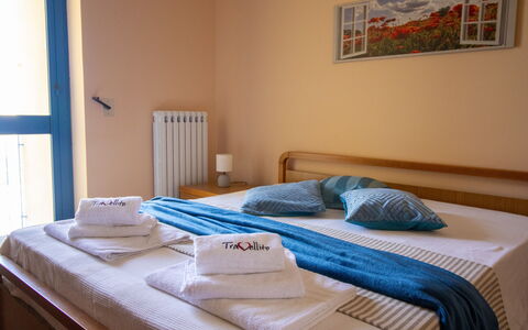 Elena'S House in Otranto: Træ, Møbel, Stol, Bejdse, Hårdttræ, Soveværelse, Hotel, Seng, Bed Frame