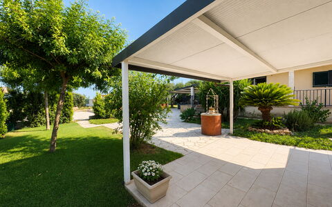 Villa Andrea: Skygge, Have, Udendørs Struktur, Udendørs Møbler, Blomsterkrukke, Pergola, Markise, Gårdhave, Stueplante, Gård