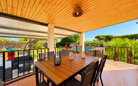 Villa Andrea: Møbel, Veranda, Etage, Udendørs Møbler, Skygge, Bejdse, Dæk, Stol, Udendørs Bord, Altan