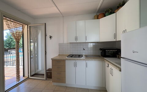 Villa Andrea: Træ, Gulvbelægning, Køkken, Etage, Countertop, Indretning, Større Bandage, Møbel, Køkken Apparat, Cabinetry