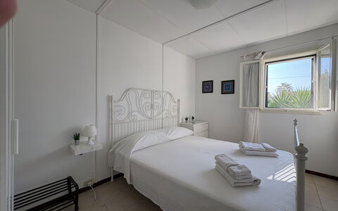 Villa Andrea: Etage, Gulvbelægning, Hjem, Soveværelse, Seng, Møbel, Lejlighed, Sengetøj, Loft, Bed Frame