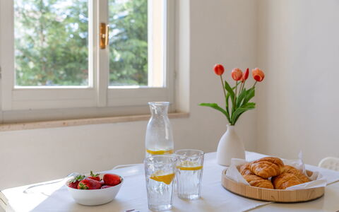 Casale Oleandro Marino: Bordservice, Mad, Serveware, Møbel, Bord, Drinkware, Afskaarne Blomster, Ingrediens, Tallerkner